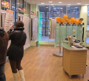 Specsavers uusii myymälöidensä ilmettä. Ensimmäiset uusitut myymälät avattu pääkaupunkiseudulla Specsavers uusii myymälöidensä ilmettä. Ensimmäiset uusitut myymälät avattu pääkaupunkiseudulla